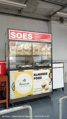Almonde Food (Soes Vla, Mpek Mpek, Peyek & Songgo Buwono)
