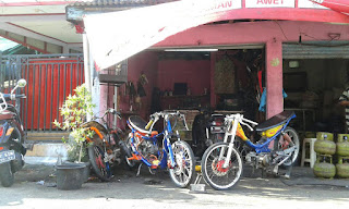 bengkel motor samping mushola